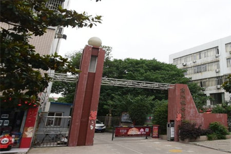 四海城三实小附近2室2厅1卫带储藏室设备齐全
